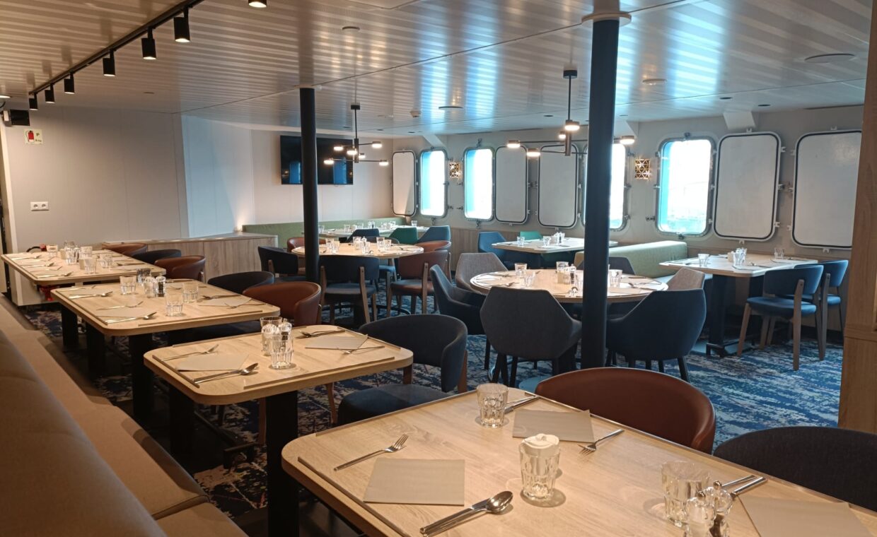 Dining room, Plancius 2 © Sietse Vonk – Oceanwide Expeditions.jpg_Sietse Vonk
