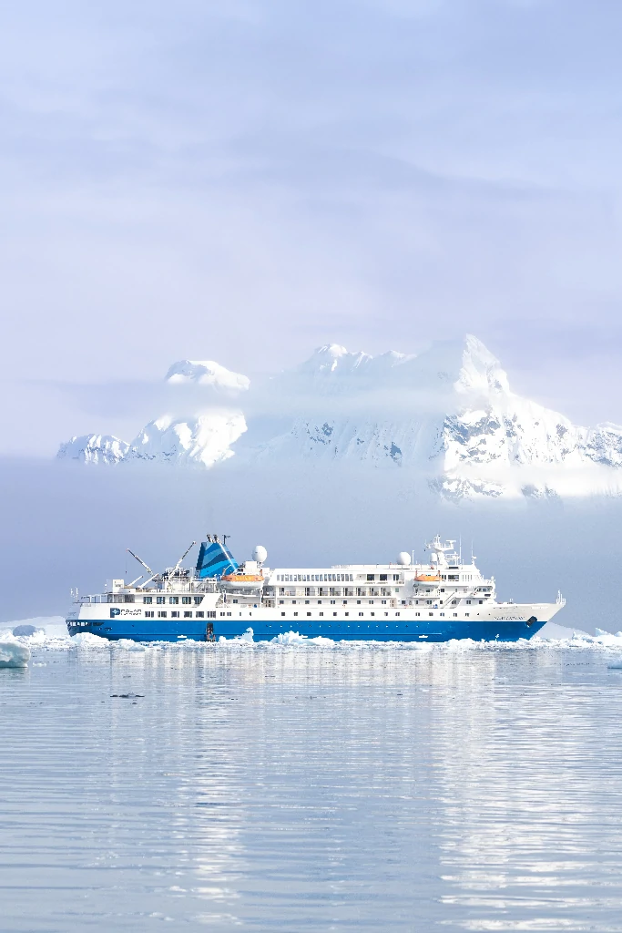 SHIPs- seaventure with glacier mountain